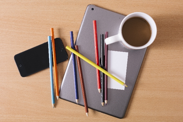 コーヒーと鉛筆とタブレット